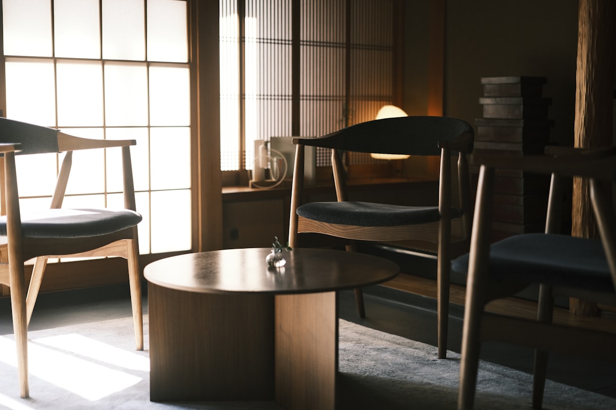 木の温かみのあるカフェの内装